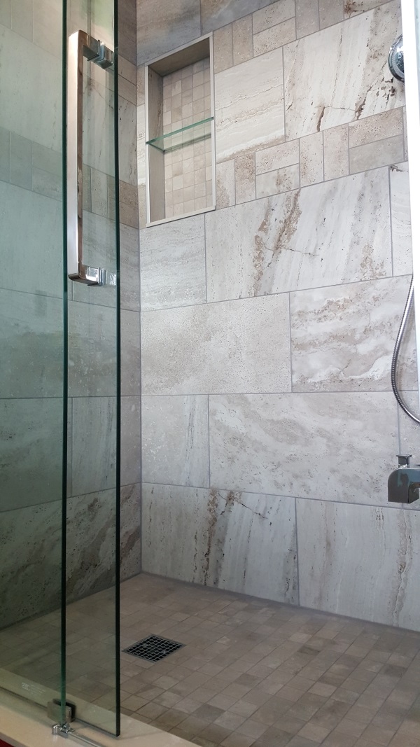 Shower niche with glass shelf